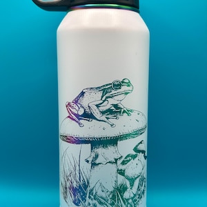 Engraved Frog on a Mushroom - 32 Oz Water Bottle with Straw - White and Prism