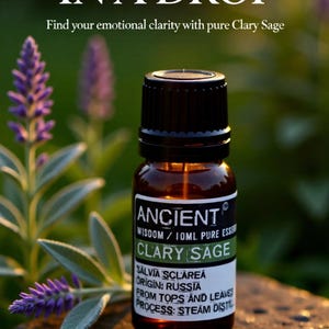Può includere: Una bottiglia di vetro marrone di olio essenziale di Salvia Sclarea con tappo nero, etichettata "ANCIENT" e "CLARY SAGE". L'immagine include il testo: "HARMONY IN A DROP" e "Find your emotional clarity with pure Clary Sage."