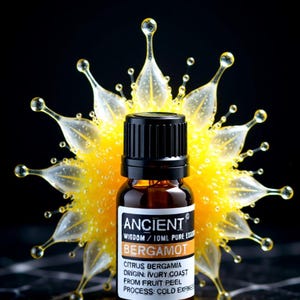 Puede incluir: Una botella de aceite esencial de Bergamota Antigua con el texto "Stress Less, Vibe Higher" sobre un fondo negro. La botella está frente a un diseño de explosión amarilla. La etiqueta dice "Citrus Bergamia, Origin: Ivory Coast, From Fruit Peel, Process: Cold Exp."