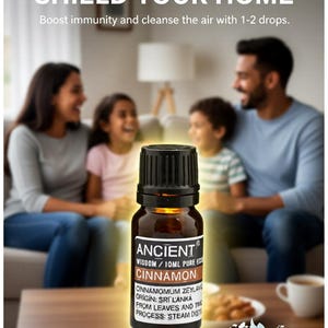 Può includere: Una bottiglia di vetro marrone di olio essenziale di cannella Ancient con tappo nero. L'etichetta recita "Shield Your Home" e "Boost immunity and cleanse the air with 1-2 drops." La bottiglia contiene 10 ml di olio essenziale puro.