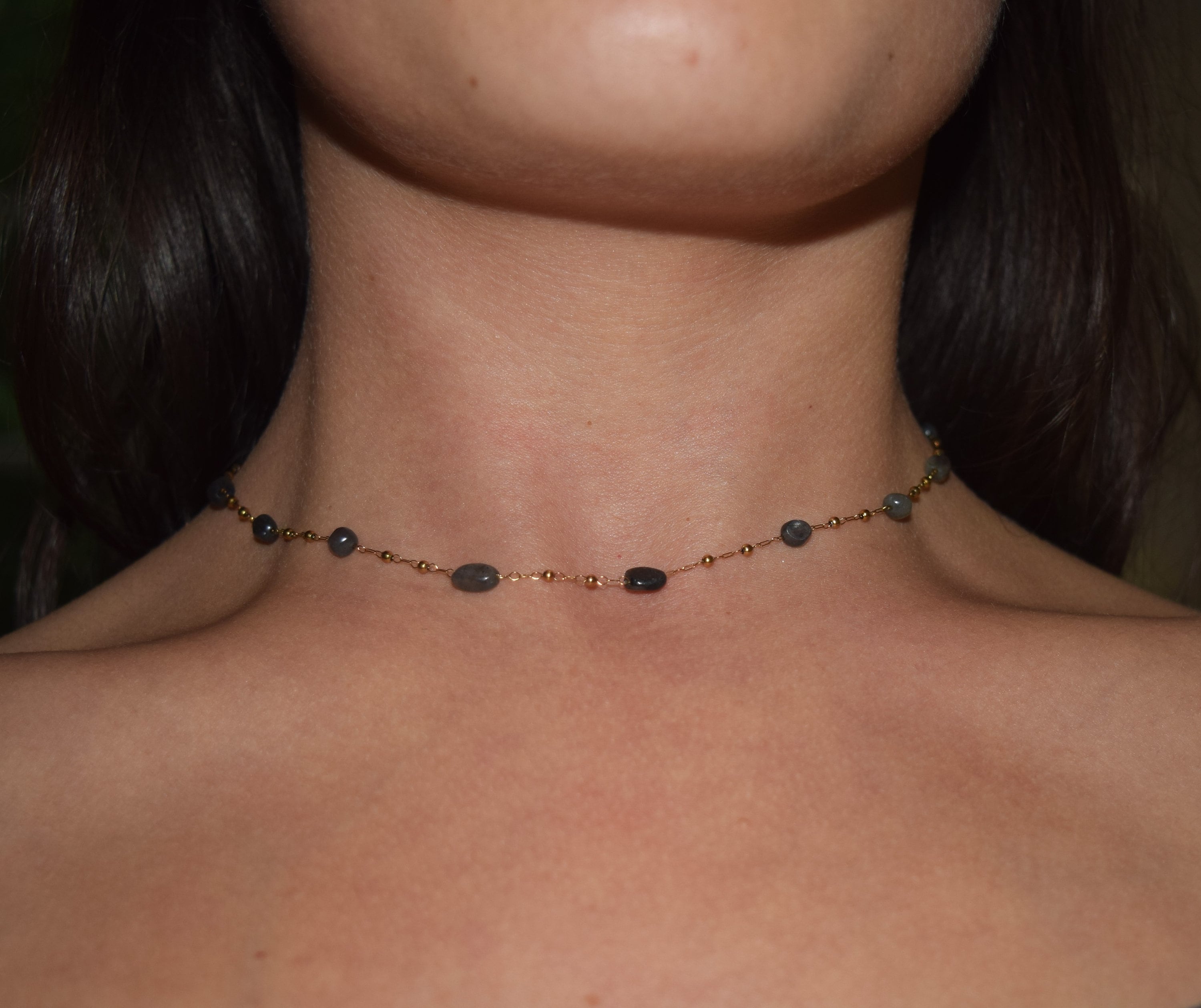 Filigree pearl necklace gold linked with natural semi-precious stones in grey - Choker
