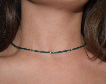 Smaragdgrüne Perlenkette aus Toho Perlen und Glasschliffperlen mit Gold - Choker