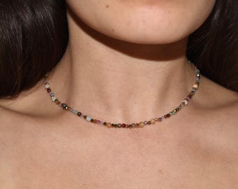 Kleurrijke ketting met natuurstenen kralen, gemaakt van gefacetteerde parels met goudkleurige accenten - choker