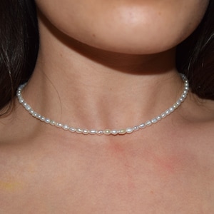 Freshwater pearl necklace in white and gold or silver - elegant choker