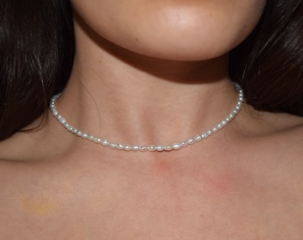Freshwater pearl necklace in white and gold or silver - elegant choker
