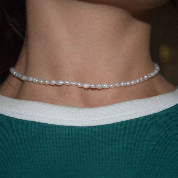 Collier de perles d'eau douce en blanc et or ou argent - tour de cou élégant