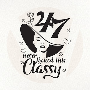 以下が含まれることがあります： 帽子をかぶった女性と「never looked this classy」というテキストが書かれた、黒と白のグラフィックデザイン。帽子には数字の47が書かれています。