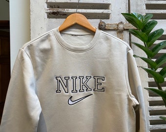 white vintage nike jumper