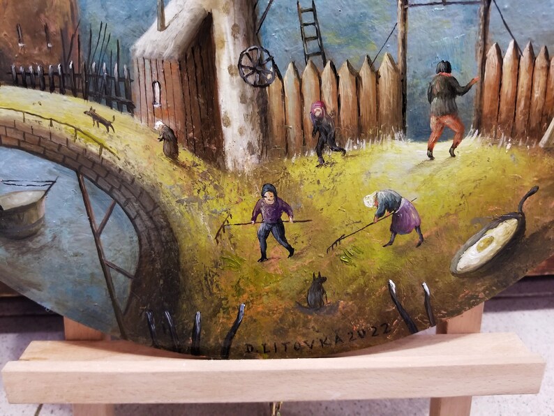 Puede incluir: Una pintura que representa una escena rural con un molino de viento, un puente y varias figuras. Las figuras est&aacute;n vestidas con ropa sencilla y se dedican a diversas actividades, como la agricultura y el paseo. La pintura est&aacute; realizada en un estilo realista con una paleta de colores c&aacute;lidos.