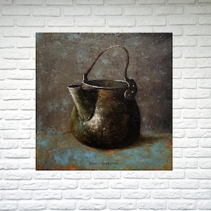 Op de afbeelding: Een olieverfschilderij op doek met een donkere, verweerde metalen ketel met een gebogen handvat en een opvallende tuit. Het oppervlak van de ketel toont getextureerde, verouderde tinten bruin, zwart en groen. De tekst DIMOLITOVAN 2020 is zichtbaar.