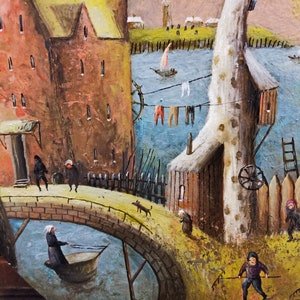 Puede incluir: Una pintura caprichosa de una escena de pueblo con un puente, un r&iacute;o y casas. La pintura presenta un &aacute;rbol alto con una peque&ntilde;a casa construida en &eacute;l, y una persona remando en un bote en el r&iacute;o. La pintura est&aacute; hecha en un estilo de arte popular con colores brillantes y formas simples.