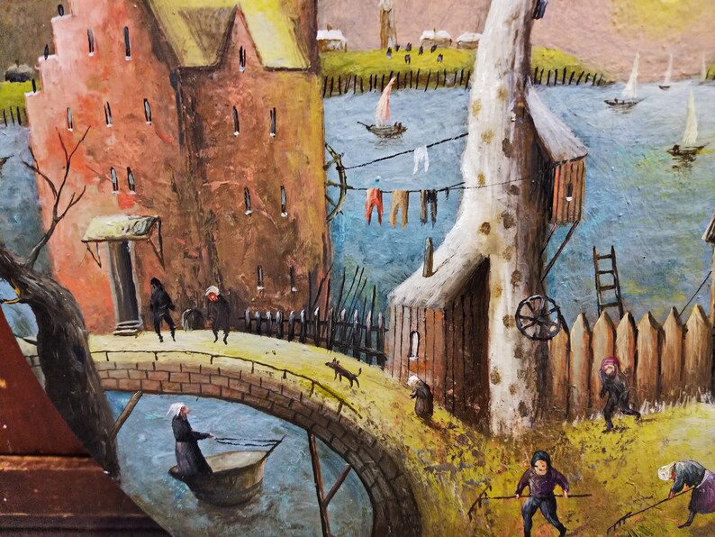 Puede incluir: Una pintura caprichosa de una escena de pueblo con un puente, un r&iacute;o y casas. La pintura presenta un &aacute;rbol alto con una peque&ntilde;a casa construida en &eacute;l, y una persona remando en un bote en el r&iacute;o. La pintura est&aacute; hecha en un estilo de arte popular con colores brillantes y formas simples.