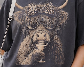 Hooglandkoe martini png, flirtkoe png, luipaardstrik hooglandkoe, grappige koe shirtontwerp, westerse boerderijdier png, afbeelding plattelandsmeisje