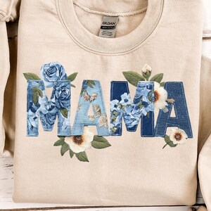 Mamá de mezclilla floral PNG, Mamá de mezclilla con patchwork, Gráfico vintage del Día de la Madre, Diseño de camiseta estética para mamá, Uso comercial