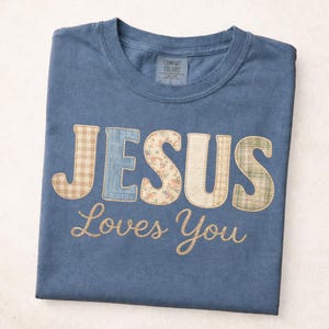 Jesus älskar dig PNG, kristen sublimeringsdesign för secondhand, populär vintage-faux-quiltad skjorta PNG, Cottagecore Jesus PNG för nedladdning