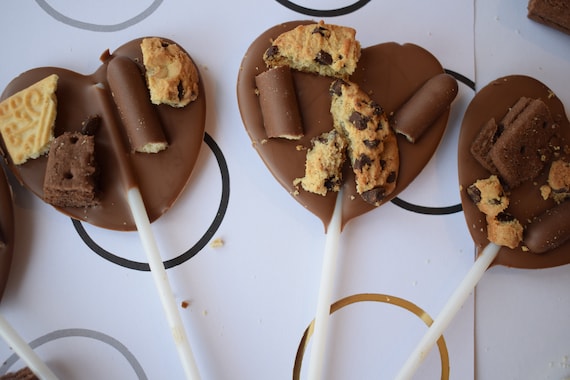 Paquet de 4 sucettes en forme de coeur au chocolat au lait recouvertes de  biscuits crèmes pâtissières doigts de chocolat bourbons Jammie ddgers and  cookies -  France