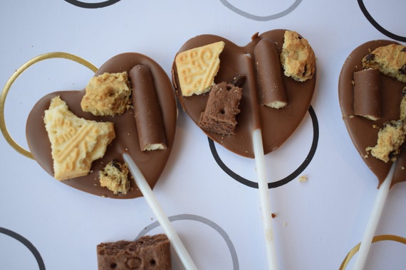 Paquet de 4 sucettes en forme de coeur au chocolat au lait recouvertes de  biscuits crèmes pâtissières doigts de chocolat bourbons Jammie ddgers and  cookies -  France