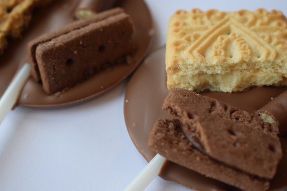 Paquet de 4 sucettes en forme de cercle au chocolat au lait recouvertes de  biscuits crèmes pâtissières doigts de chocolat bourbons Jammie dodgers and  cookies -  France