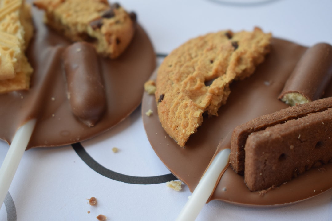 Paquet de 4 sucettes en forme de cercle au chocolat au lait recouvertes de  biscuits crèmes pâtissières doigts de chocolat bourbons Jammie dodgers and  cookies -  France