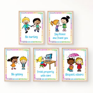 Pode incluir: Conjunto de seis cartazes coloridos para a sala de aula com ilustra&ccedil;&otilde;es de crian&ccedil;as e texto que diz "N&atilde;o machucar", "Dizer por favor e obrigado", "N&atilde;o gritar", "Tratar os bens com cuidado" e "Respeitar os outros".