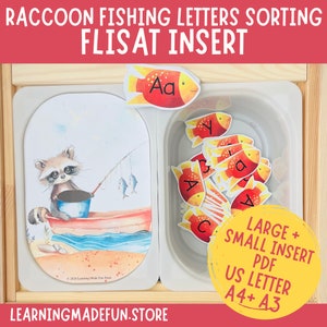 Puede incluir: Un imprimible con temática de pesca de mapache para un inserto FLISAT. El imprimible incluye un mapache en un bote con una caña de pescar y un cubo. También hay peces con letras en ellos. El texto en el imprimible dice "LARGE + SMALL INSERT PDF US LETTER A4+ A3".