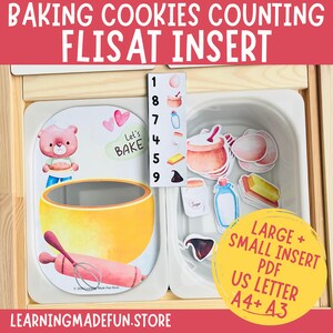 Puede incluir: Un juego de cocina de juguete de madera con un fregadero de cerámica blanca y un tazón mezclador amarillo. El juego incluye una tarjeta de número, un personaje de oso, un rodillo y un batidor. El texto "Let's Bake" está en el tazón mezclador. El texto "LARGE + SMALL INSERT PDF US LETTER A4+ A3" está en un círculo blanco.