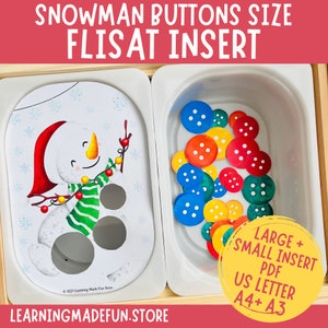 Puede incluir: Una actividad imprimible con temática de muñeco de nieve para niños. La imagen muestra un muñeco de nieve con un sombrero rojo, una bufanda verde y una cadena de luces. Hay agujeros en el cuerpo del muñeco de nieve para botones. La imagen también muestra un recipiente de botones coloridos. El texto en la imagen dice "Snowman Buttons Size Flisat Insert Large + Small Insert PDF US Letter A4+ A3".