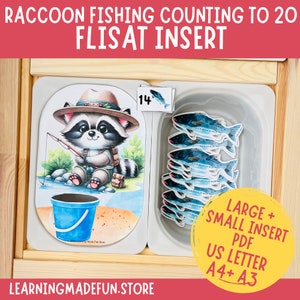 Puede incluir: Un mapache con un sombrero de guardabosques y una caña de pescar se sienta en una roca junto a un cubo azul. Hay 14 peces en una bandeja blanca. El texto "LARGE + SMALL INSERT PDF US LETTER A4+ A3" está en un círculo amarillo. El texto "RACCOON FISHING COUNTING TO 20 FLISAT INSERT" está en la parte superior de la imagen.