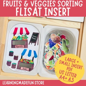 Puede incluir: Una bandeja de plástico blanca con un recorte de un puesto de frutas y verduras con el texto "Farmers Market", "Vegetables" y "Fruits". Una segunda bandeja de plástico blanca contiene una variedad de recortes de frutas y verduras de colores. El texto "LARGE + SMALL INSERT PDF US LETTER A4+ A3" está sobre un fondo amarillo.