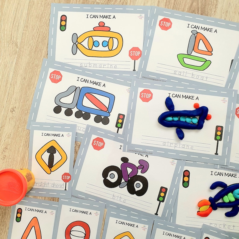 Puede incluir: Un conjunto de 10 tarjetas imprimibles para que los ni&ntilde;os puedan hacer creaciones con plastilina. Cada tarjeta presenta un veh&iacute;culo diferente, como un submarino, un velero, un avi&oacute;n, una bicicleta y un cohete. Las tarjetas tambi&eacute;n incluyen una se&ntilde;al de stop y un sem&aacute;foro.