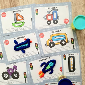 Puede incluir: Un conjunto de diez tarjetas imprimibles con creaciones de plastilina de colores. Cada tarjeta presenta un objeto diferente, como un velero, un avi&oacute;n, un autob&uacute;s, un cohete y una carretera. Las tarjetas incluyen el texto "Puedo hacer un" y el nombre del objeto.