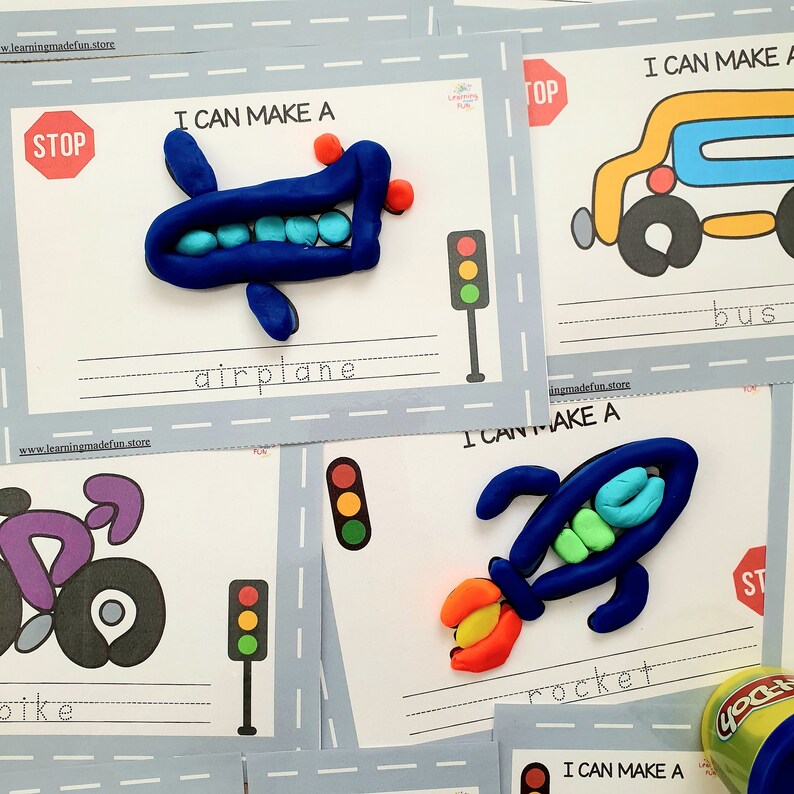 Puede incluir: Un conjunto de tarjetas de memoria imprimibles para que los ni&ntilde;os aprendan sobre diferentes veh&iacute;culos. Cada tarjeta presenta una ilustraci&oacute;n colorida de un veh&iacute;culo, como un avi&oacute;n, un autob&uacute;s, un cohete y una bicicleta, hecha con plastilina. Las tarjetas tambi&eacute;n incluyen la palabra para cada veh&iacute;culo y un sem&aacute;foro.