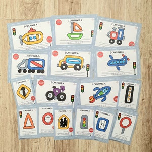 Puede incluir: Un conjunto de 15 tarjetas de memoria coloridas con ilustraciones de diferentes veh&iacute;culos y se&ntilde;ales de tr&aacute;fico. Cada tarjeta tiene el texto "Puedo hacer un" seguido del nombre del objeto, como "submarino", "velero", "autob&uacute;s", "avi&oacute;n", "cohete", "carretera", "pil&oacute;n", "prohibido el paso", "paso de peatones", "sem&aacute;foro", "hospital" y "se&ntilde;al de stop".