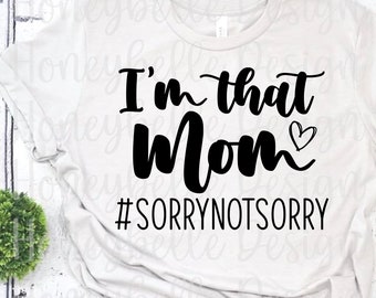 Könnte beinhalten: Weißes T-Shirt mit schwarzem Text, der "I'm that Mom" mit einem kleinen Herzsymbol und dem Hashtag "#SORRYNOTSORRY" lautet.
