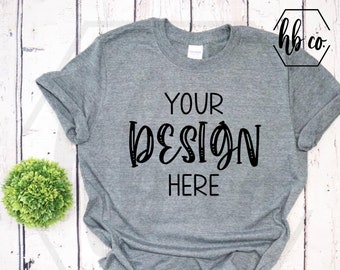 Gildan 64000 Grafite Heather Camiseta unissex maquete Gildan Softstyle Mockup Flat Lay Shirt Mock Up Fall mockup Fundo de madeira branco