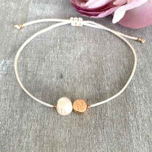 Pulsera Letra Perla de Agua Dulce