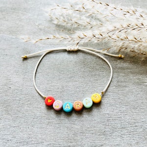 Pulsera personalizada con nombre y letras de colores