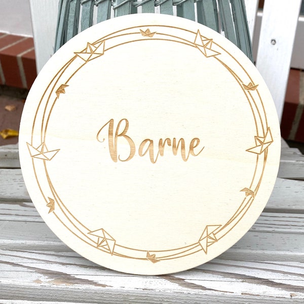 Wooden sign personalized name and garland origamiboot
