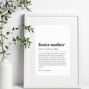 Puede incluir: Una impresi&oacute;n de arte imprimible en blanco y negro con la definici&oacute;n de "madre de crianza" como una mujer con habilidades de superh&eacute;roe, famosa por su capacidad para realizar m&uacute;ltiples tareas, crear y conservar recuerdos preciosos y amar incondicionalmente. La impresi&oacute;n tambi&eacute;n incluye el texto "ver tambi&eacute;n: superh&eacute;roe".
