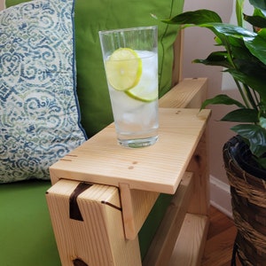 Handgefertigter Couchtisch aus Holz mit Auszug. Maßanfertigung. Sofa, Arm Tisch Überhang, Tablett. Couch Armtablett mit Leiste.
