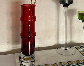 Rote Mid-Century Glas Vase. Genannt ""Bambus""." Design von Bo Bergström. Hergestellt bei Åseda Glassware. Mit 2 Creolen. In gutem Zustand. Keine Chips.