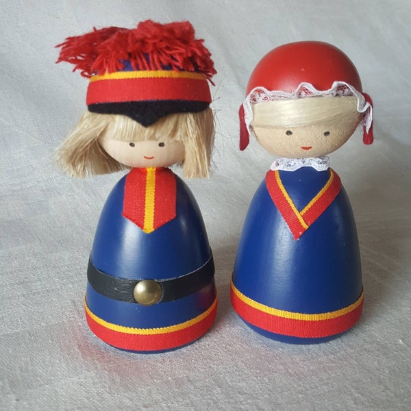 Set of 2 cute vintage Swedish folk art wooden doll miniatures. Hand made by "Swedish Crown" in the 1970's. Painted with Sami people dresses.