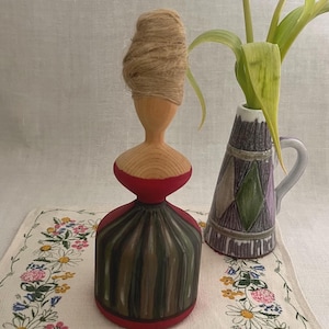 Zweedse volkskunst hout gedraaid miniatuurpopbeeldje. Pop van Fredrika. Handgeschilderd, haar van vlas. Etiket nog links.