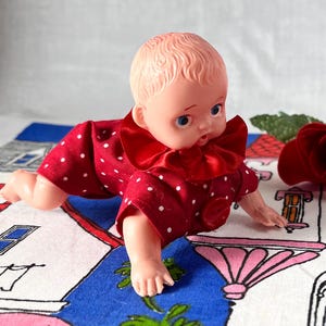 Vintage Krabbel Baby Puppe zum Aufziehen. Hergestellt Japan. 1940er-50er Jahre. Neu genähtes Kleid. Celluloid Kopf, Arme und Beine. Funktioniert Gut. Guter Zustand.