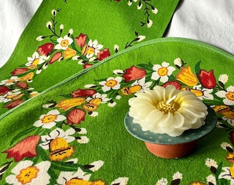 Spring set with 2 pieces of table linen. Hand printed table runner and tablecloth in cotton. Made in Sweden in the 1960's.