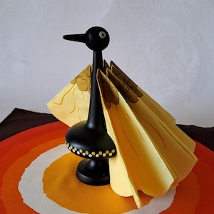 Holz Serviettenhalter Vogel. Handgefertigt in Schweden. Bemalt in Schwarz mit Punkten in Gelb und Weiß. Im Aarikka-Stil. Hergestellt in den 50er Jahren.