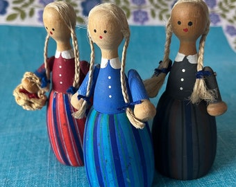 Figurines de poupées en bois d'art populaire vintage bien travaillées. Fabriqué en Suède. Bois tourné et peint à la main. Fabriqué par « Klintås » dans les années 50.