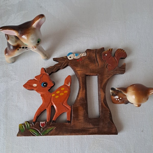 3 bébés cerfs bambi kitsch rétro. Image en bois. Céramique japonaise debout. Pose en celluloïd plastique en provenance de Hong Kong.