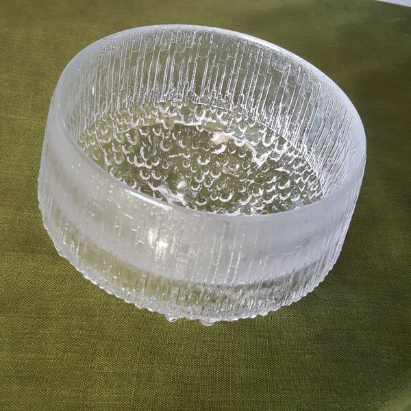 Iittala Ultima Thule Glasschale. Entworfen von Tapio Wirkala Finland in den 1960er Jahren. Durchmesser 14,5 cm. 3 Fuß Eis gemusterte Schale.