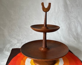 Stojak na ciasto Stig Sandkvist Teak. Wyprodukowany w Szwecji w latach 60. Łatwy do rozmontowania. Oryginalne etykiety na spodzie. Słynny rzadki model.